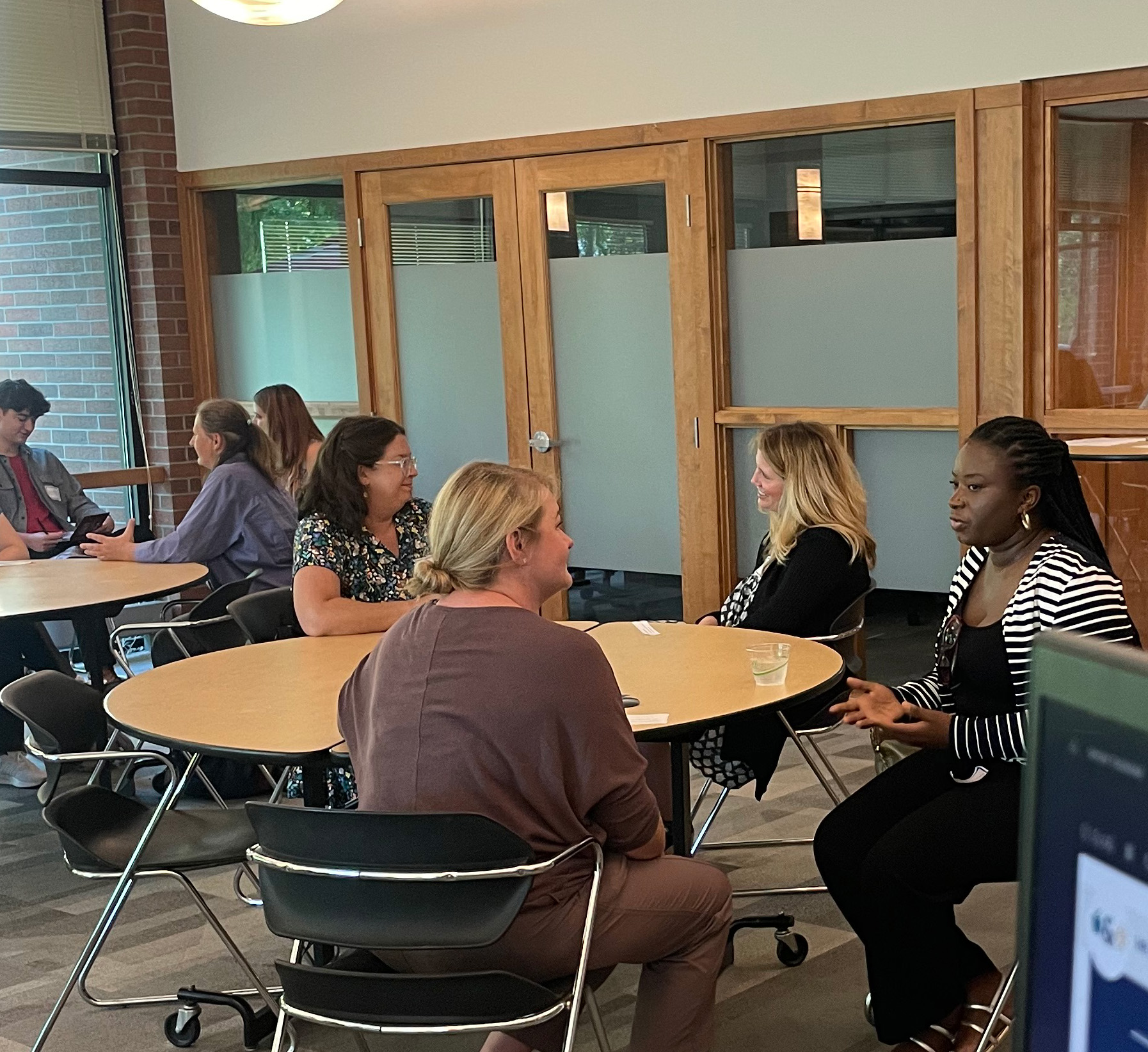 Группа женщин, улыбающихся