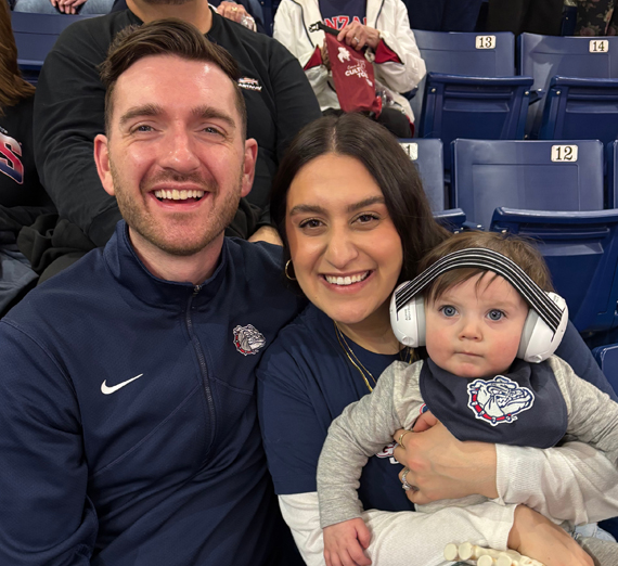 Знак кампуса с логотипом Гонзаги и текстом «Откройте свою цель»